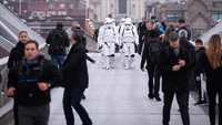 Warga yang kaget melihat sekelompok orang mengenakan kostum Stormtroopers di London, Inggris pada Kamis petang (15/12/2016) waktu setempat. Leon Neal/Getty Images/detikFoto.