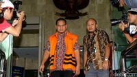 Sigit Widodo keluar dengan memakai rompi tahanan KPK.