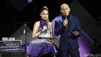 Deddy dan Cinta membawakan acara yang digelar di Gedung Trans TV, Kapten Tendean, Jakarta Selatan pada Kamis malam (15/12/2016). Pool/Ismail/detikFoto.