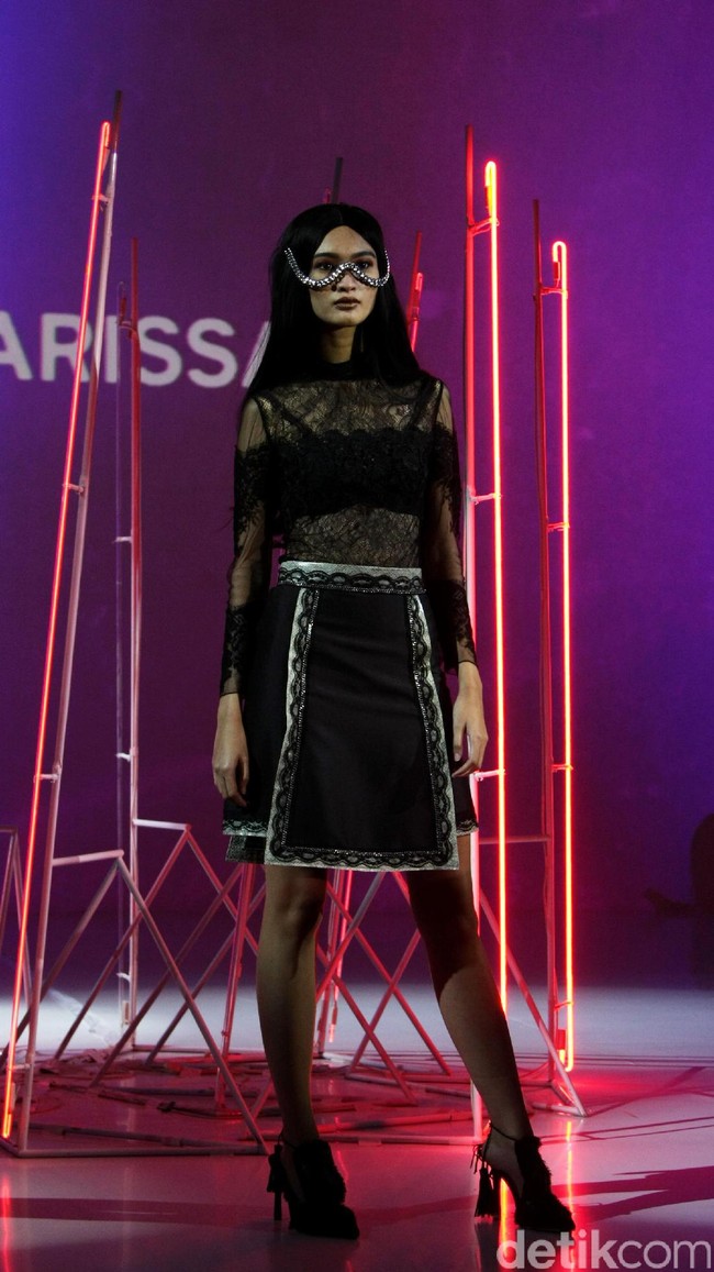 Pada koleksi terbarunya ini Stella Rissa mengangkat tema Rock and Rolla di IPMI Trend Show 2017. Senayan City. Jakarta. [Foto: Mohammad Abduh/Wolipop]