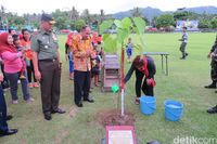 Pegang Sekop, Menteri Susi Tanam Pohon di Markas Raider Ambon