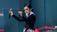 Syahrini memilih tampil tak terlalu heboh kali ini, mungkin akibat kejadian yang menimpanya beberapa saat lalu saat tampil di Pulau Dewata. Pool/Ismail/detikFoto.