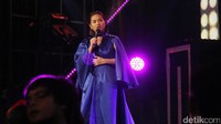Lalu cape dress biru. Pool/Ismail/detikFoto.