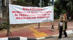 Spanduk Larangan Berjualan di Kawasan Senayan