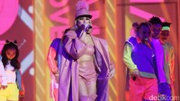 Agnez Mo tampil dengan coat dan dalaman berwarna pink saat tampil di Gedung Trans TV, Kapten Tendean, Jakarta Selatan pada Kamis malam (15/12/2016). Pool/Ismail/detikFoto.