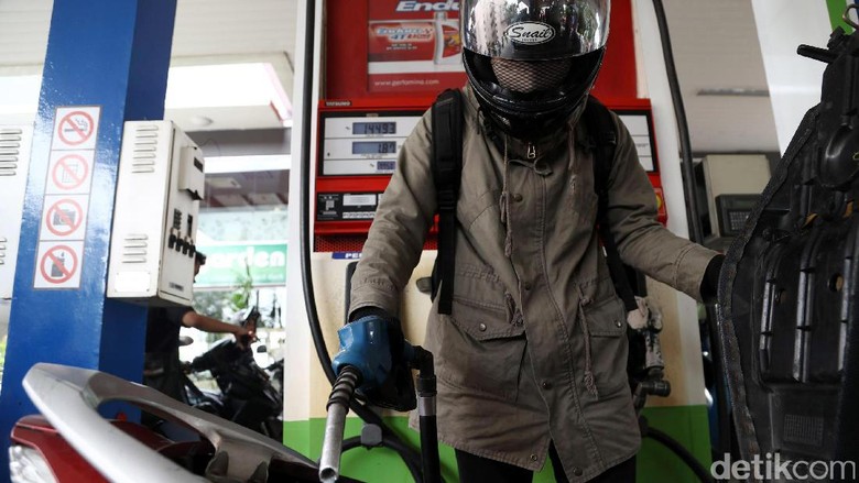 Matikan mesin ketika mengisi BBM (Foto: Grandyos Zafna) Matikan mesin ketika mengisi BBM (Foto: Grandyos Zafna)