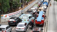 Saat ini kontraktor sudah mulai melakukan pekerjaan pemagaran untuk pelebaran jalan dan tes tanah sondir untuk pondasi flyover.