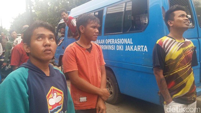 Sudah Dipertemukan dengan Temannya, Agustinus Tetap Tidak Mau Turun