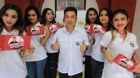 Constantine Wuisan bersama para pendukungnya. Saat ini, Constantine menduduki kursi Ketua Kompartemen Pasar Modal dan Investasi HIPMI Jaya.