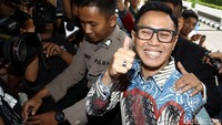 Ya nanti saja ya, nanti saja ya, kata Eko menepis pertanyaan wartawan.