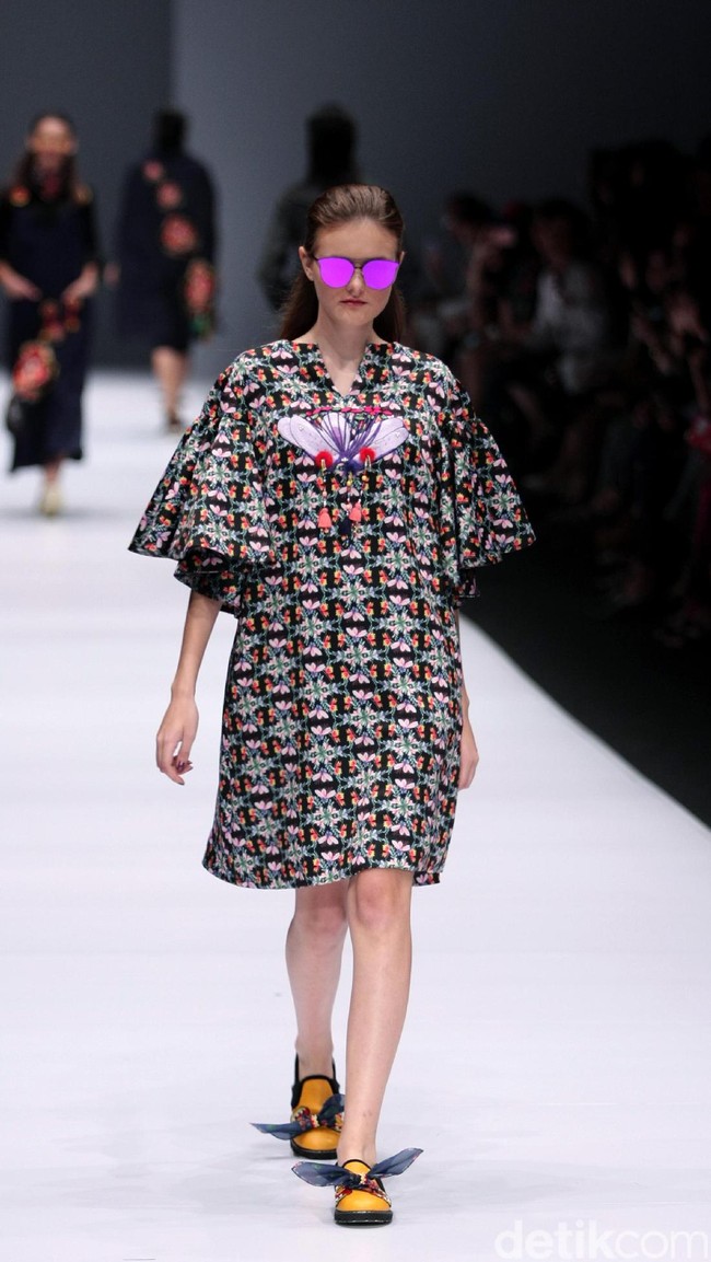 Koleksi terbaru Mel Ahyar First mengangkat tema Dark Blossom di Jakarta Fashion Week 2017. Senayan CIty. Jakarta. [Foto: Mohammad Abduh/Wolipop]