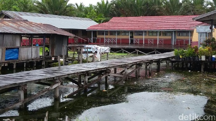 Kisah PLN Listriki Desa Terpencil di Tengah Rawa Danau Sentani Papua