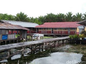 Kisah PLN Listriki Desa Terpencil di Tengah Rawa Danau Sentani Papua
