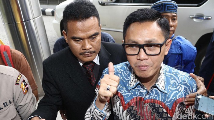 Eko Patrio Penuhi Panggilan Mabes Polri Eko Patrio Penuhi Panggilan Mabes Polri
Angota DPR dari Partai Amanat Nasional Eko Hendro Purnomo alias Eko Patrio mendatangi Bareskrim Mabes Polri, Jakarta, Jumat (16/12/2016). Eko dipanggil untuk diminta klarifikasi soal pernyataannya di media terkait pengungkapan aksi terorisme. Grandyos Zafna/detikcom