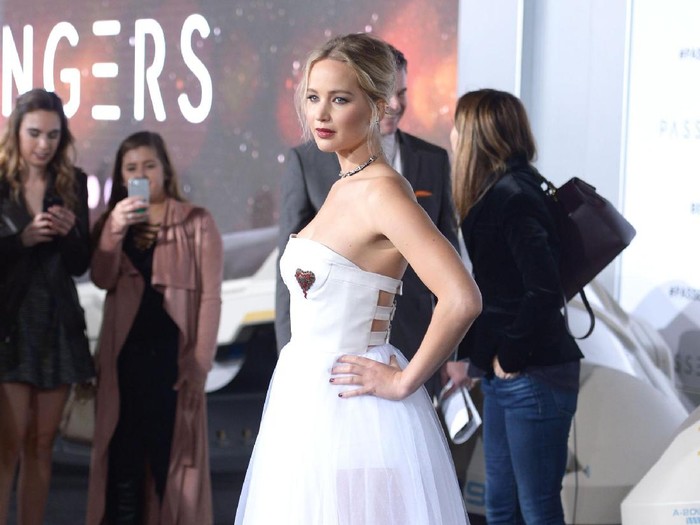MADRID, SPAIN - NOVEMBER 30:  Actress Jennifer Lawrence attends the Passengers photocall at Villamagna hotel on November 30, 2016 in Madrid, Spain.  (Photo by Eduardo Parra/Getty Images)