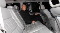 Permadi melempar senyuman dari dalam mobilnya.