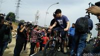 Nicholas, putra sulung Ahok juga ikut unjuk gigi bersepeda ria.