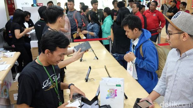 Oppo Sebar 6.000 Unit Raisa Phone