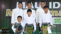 Dalam acara itu, turut hadir Wakil Direktur Utama PT JICT, Riza Erivan, Ketua Serikat Pekerja JICT Nova Hakim dan Ketua Pelaksana perayaan Maulid Nabi JICT Eri Irawan.