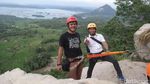 Kamu Bernyali? Coba Taklukan Via Ferrata Gunung Parang di Purwakarta