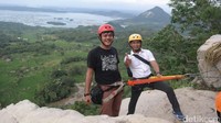 Siapa pun diperbolehkan untuk mencoba. Pengunjung cukup mengisi biodata dan formulir kesanggupan sebelum naik ke atas gunung (Tri/detikTravel)