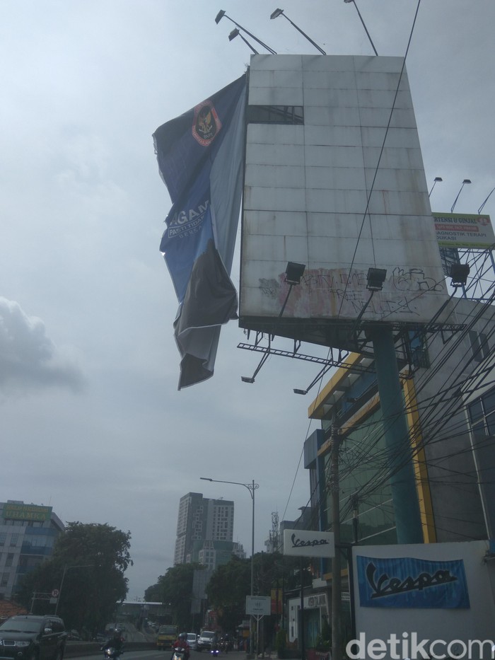 Ada Baliho Hampir Lepas di Warung Buncit, Pengendara Diimbau Hati-hati