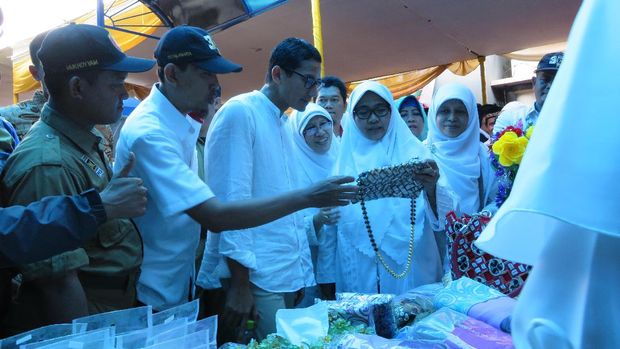 Sandiaga lalu meninjau pameran produk dari 200 pengusaha peserta program OKOC.