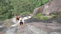 Lewat via ferrata atau tangga buatan, traveler akan diajak untuk mendaki Gunung Parang. Tentunya ini lebih mudah ketimbang rock climbing (Tri/detikTravel)