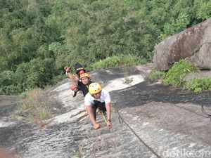 Kamu Bernyali? Coba Taklukan Via Ferrata Gunung Parang di Purwakarta