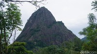 Berbeda dengan gunung pada umumnya, Gunung Parang yang merupakan gunung batu itu menjulang tinggi ke atas hingga ketinggian kurang lebih 1.000 meter. Untuk menaklukannya pengunjung bisa mencoba dengan berbagai cara, mulai dari rock climbing hingga via ferrata alias mendaki dengan menggunakan tangga besi yang tertancap di dinding tebing (Tri/detikTravel)