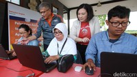 President Director FWD Life, Rudi Kamdani dan CIMB Niaga Branchless Banking Business Development Head, Lusiana Saleh memandu aktivitas pembelian produk Asuransi BEBAS AKSI FLASH pada acara peluncuran produk tersebut.