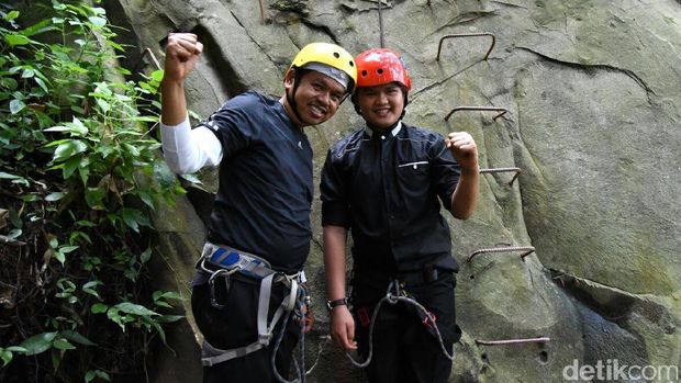 Bupati Dedi yang mencoba via ferrata dengan anak (Tri/detikTravel)