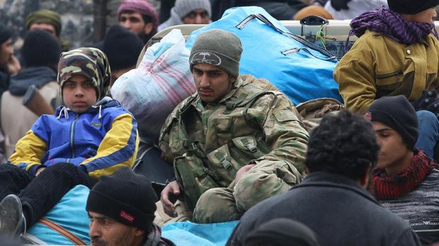 Warga sipil dan pemberontak menunggu dievakuasi dari Aleppo
