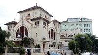 Jatinegara banyak menyisakan bangunan-bangunan yang memiliki nilai sejarah yang tinggi bagi negara, salah satunya Gereja GPIB Koinonia.