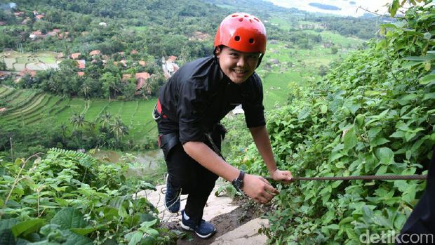 Banyak anak muda yang mencoba Via Ferrata (Tri Ispranoto/detikTravel)