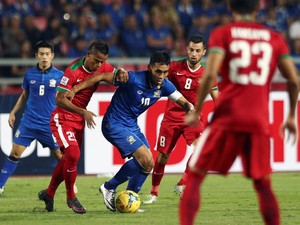 Teerasil Dangda Topskorer, Chanatip Songkrasin Pemain Terbaik