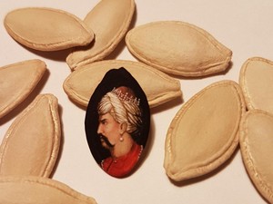 Seniman Ini Membuat Lukisan Mikro di Atas Kuaci, Irisan Pisang hingga Macaron