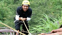 Bupati Purwakarta Dedi Mulyadi dan anaknya pun pernah mencoba wisata via ferrata di Gunung Parang pada Sabtu pekan lalu (17/12/2016). Saat itu mereka berhasil mendaki hingga ketinggian 500 meter (Tri/detikTravel)