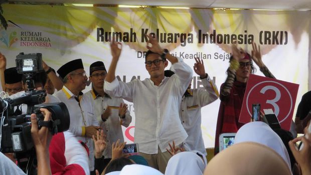 Sandiaga berjoget bersama warga.