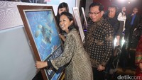Menteri BUMN Rini M. Soemarno didampingi Direktur Utama BRI Asmawi Syam meninjau stand UMKM Digital Solution di JI Expo Kemayoran Jakarta, Sabtu (16/12/2016).