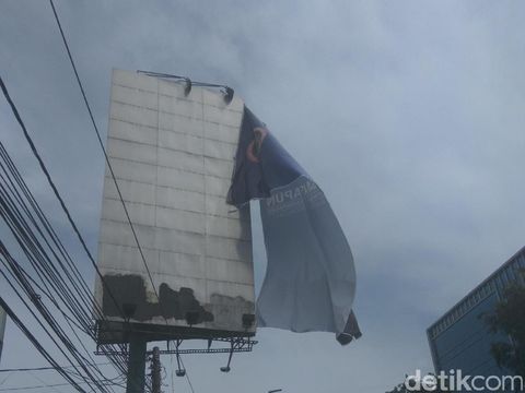 Baliho hampir jatuh di Warung Buncit, Jakarta Selatan