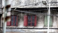 Banyak jendela yang tinggi, dan warna cat yang serba putih untuk pemantulan cahanya ,itulah ke indentik bangunan belanda yang terdapat di Jatinegara.