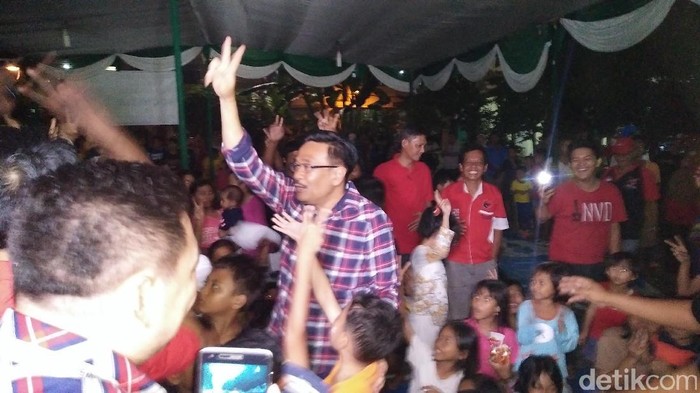 Djarot Hadir, Suasana Nobar Timnas di Rusun Marunda Makin Semarak