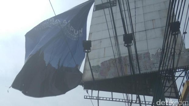 Baliho hampir jatuh di Warung Buncit, Jakarta Selatan