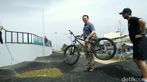Ahok menjajal trek sepeda BMX.