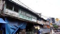 Tidak seperti bangunan-bangunan tua peninggalan zaman VOC lain, nasib dari bangunan di kawasan Meester Cornelis ini nampaknya tidak terawat dan kusam.