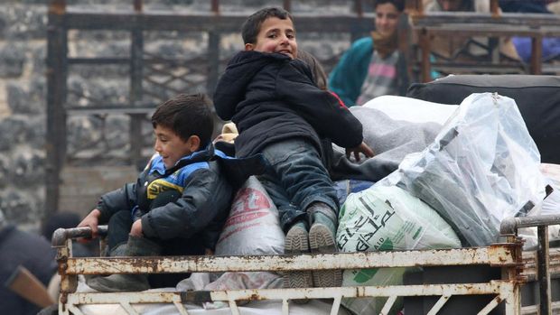 Anak-anak di Aleppo menunggu dievakuasi