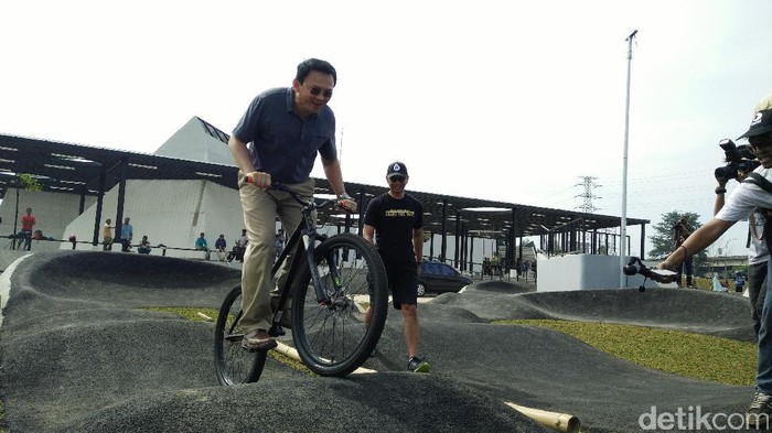 Ahok Unggah Video Akhir Pekannya di Kalijodo ke Facebook