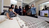 Project Manager Grand Taman Melati Margonda 2, Elvira Wigati memberi penjelasan kepada para mahasiswa di salah satu sudut Apartemen Grand Taman Melati Margonda II, Depok