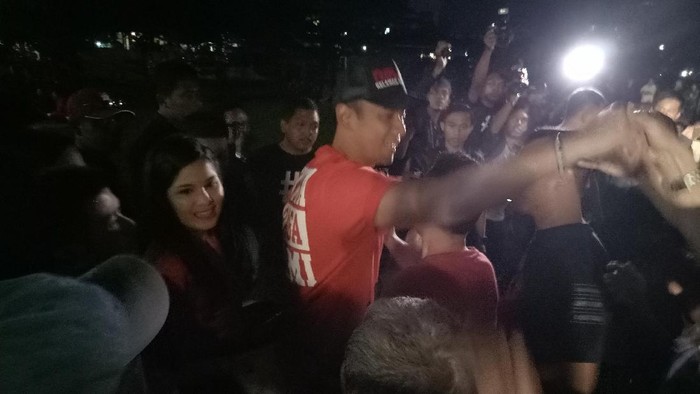 Ditemani Annisa, Agus Nobar Timnas Bareng Warga Blok S